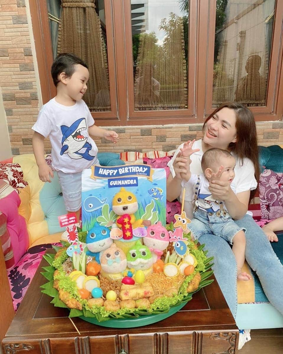 Vicky Shuさんのインスタグラム写真 - (Vicky ShuInstagram)「Edisi ultah Guinandra kemaren di rumah sama anak2 gemessh ini ada mas Abimanyu, abang Fillio, ayuk Aisyah.  Difotoin bunda Nat niih. Bapaknya lagi ngantor jadi nyusul fotonya yaah. Yuma @faiza_aljufri  sama teta  @kalialabitta_  di Bandung huhu kangen dedek keenan」2月28日 12時02分 - vickyshu