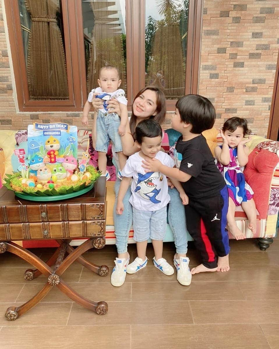 Vicky Shuさんのインスタグラム写真 - (Vicky ShuInstagram)「Edisi ultah Guinandra kemaren di rumah sama anak2 gemessh ini ada mas Abimanyu, abang Fillio, ayuk Aisyah.  Difotoin bunda Nat niih. Bapaknya lagi ngantor jadi nyusul fotonya yaah. Yuma @faiza_aljufri  sama teta  @kalialabitta_  di Bandung huhu kangen dedek keenan」2月28日 12時02分 - vickyshu