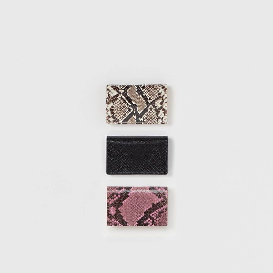エンダースキーマのインスタグラム：「2021ws(winter/spring) will be at stores from the 6th of Mar.﻿ *flagship stores @sukima_shop and retailers in Japan﻿ ﻿ model: python folded card case﻿ color: natural python, black python, orchid python﻿ ﻿ #henderscheme #2021ws」