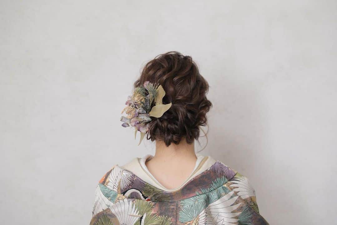 スタジオエイト 名古屋さんのインスタグラム写真 - (スタジオエイト 名古屋Instagram)「【お衣装に合わせた髪飾り】 . 大人っぽいのが好きという御新婦様(^^) くすんだお色味のお花飾りをご提案させていただきました。 . お花飾りはたくさんありますので、迷われたらヘアメイクにご相談下さい☺︎  hairmake  藤巻　絵里菜  @erina.fujimaki.deco.hm    photo 小栗　朋子 @t.oguri.deco.ph   📸photographer account @s.mochizuki.deco.ph @n.aoki.deco.ph  @m.niwa.deco.ph  @t.oguri.deco.ph @s.irie.deco.ph  @omura.deco.ph  @r.furusato.deco.ph  @a.fujiwara.deco.ph   💄hair＆makeup account @sayaka.ito.deco.hm  @erina.fujimaki.deco.hm  @s.reika.deco.hm  @haru.deco.hm  @miki.deco.hm @mitani.deco.hm   #d_weddingphoto #プレ花嫁 #名古屋プレ花嫁  #ウエディングレポ #前撮りレポ #DWPG #撮る結婚式　 #ウェディングフォト  #フォトウエディング #結婚式準備 #前撮り #ブライダルフォト #ウエディングニュース #weddingphoto  #日本中のプレ花嫁さんと繋がりたい  #プレ花嫁さんと繋がりたい  #おしゃれさんと繋がりたい  #2021春婚 #2021夏婚 #2021秋婚  #marry花嫁 #marryxoxo #チェリフォト #コロナに負けるな  #カップルさんと繋がりたい #結婚準備 #花嫁美容 #東海プレ花嫁  #色打掛ヘア #色打掛」2月28日 12時04分 - studio8_nagoya.sakae