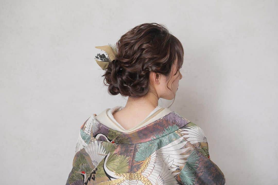スタジオエイト 名古屋さんのインスタグラム写真 - (スタジオエイト 名古屋Instagram)「【お衣装に合わせた髪飾り】 . 大人っぽいのが好きという御新婦様(^^) くすんだお色味のお花飾りをご提案させていただきました。 . お花飾りはたくさんありますので、迷われたらヘアメイクにご相談下さい☺︎  hairmake  藤巻　絵里菜  @erina.fujimaki.deco.hm    photo 小栗　朋子 @t.oguri.deco.ph   📸photographer account @s.mochizuki.deco.ph @n.aoki.deco.ph  @m.niwa.deco.ph  @t.oguri.deco.ph @s.irie.deco.ph  @omura.deco.ph  @r.furusato.deco.ph  @a.fujiwara.deco.ph   💄hair＆makeup account @sayaka.ito.deco.hm  @erina.fujimaki.deco.hm  @s.reika.deco.hm  @haru.deco.hm  @miki.deco.hm @mitani.deco.hm   #d_weddingphoto #プレ花嫁 #名古屋プレ花嫁  #ウエディングレポ #前撮りレポ #DWPG #撮る結婚式　 #ウェディングフォト  #フォトウエディング #結婚式準備 #前撮り #ブライダルフォト #ウエディングニュース #weddingphoto  #日本中のプレ花嫁さんと繋がりたい  #プレ花嫁さんと繋がりたい  #おしゃれさんと繋がりたい  #2021春婚 #2021夏婚 #2021秋婚  #marry花嫁 #marryxoxo #チェリフォト #コロナに負けるな  #カップルさんと繋がりたい #結婚準備 #花嫁美容 #東海プレ花嫁  #色打掛ヘア #色打掛」2月28日 12時04分 - studio8_nagoya.sakae