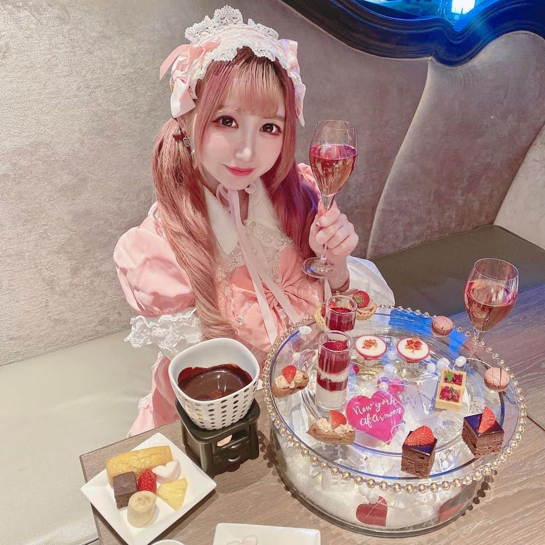 あいにゃんさんのインスタグラム写真 - (あいにゃんInstagram)「ストリングス表参道のdumboでアフタヌーンティーしてきたよ🍰 この丸い容器が可愛いなあてずっと思ってた💗 チョコレートフォンデュもついてた🍫 * *  #ストリングス表参道 #ザストリングス表参道 #dumbo #アフタヌーンティー #アフタヌーンティー巡り #ストロベリーアフタヌーンティー #表参道カフェ #東京カフェ #thestringsomotesando #afternoontea #strawberry #lolitafashion #lolita #ロリータファッション #ロリータ #ロリータ服  #被写体 #メイド #コンカフェ #コンカフェキャスト #サロモ #アイドル #地雷女 #美男美女と繋がりたい #お洒落さんと繋がりたい#japanesegirl #maid #followforfollowback #いいね返し #フォローミー」2月28日 12時06分 - ainyan0310