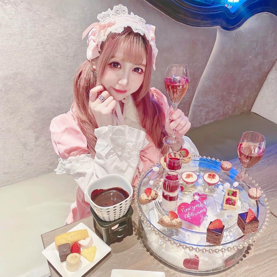 のインスタグラム：「ストリングス表参道のdumboでアフタヌーンティーしてきたよ🍰 この丸い容器が可愛いなあてずっと思ってた💗 チョコレートフォンデュもついてた🍫 * *  #ストリングス表参道 #ザストリングス表参道 #dumbo #アフタヌーンティー #アフタヌーンティー巡り #ストロベリーアフタヌーンティー #表参道カフェ #東京カフェ #thestringsomotesando #afternoontea #strawberry #lolitafashion #lolita #ロリータファッション #ロリータ #ロリータ服  #被写体 #メイド #コンカフェ #コンカフェキャスト #サロモ #アイドル #地雷女 #美男美女と繋がりたい #お洒落さんと繋がりたい#japanesegirl #maid #followforfollowback #いいね返し #フォローミー」