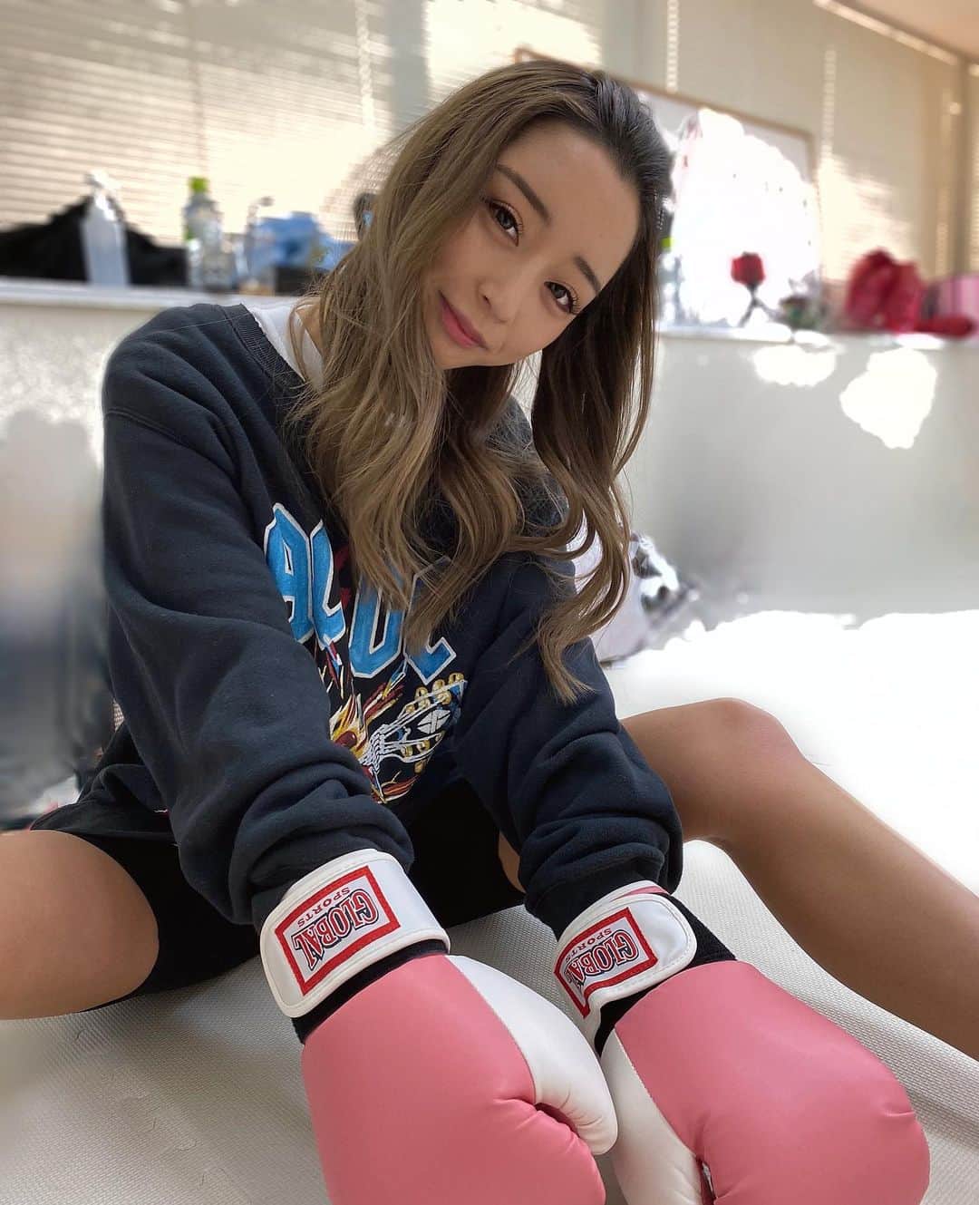 石田みかのインスタグラム：「. . 久々に運動🏃‍♀️ 去年までは大会に重きを置いた生活をしていたから ジム行ける時間も多かったけど 頑張りたいことも増えてなかなか時間が取れてません😭 今年引っ越しだったり少し環境が変わるので もう少し上手くタイムマネージメントできたらなと🥲 やっぱり適度な運動は大事だね😌 ストレス発散できたよ〜♡ . . . #ラウンドガール #筋トレ女子 #ダイエット生活 #グラマラスボディ #美尻トレーニング #ジム活 #ジムウェア #トレーニングメニュー #ボディメイク女子 #スクワット #ウェイトトレーニング #体重公開 #減量メニュー #キックボクシング #ボクシング女子 #japanesegirl #japanese #tokyo #日本女孩 #我的最愛」