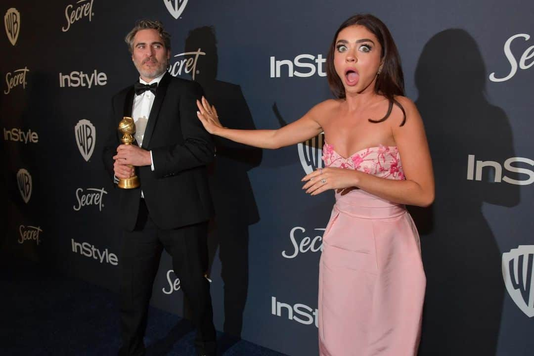 E! Onlineさんのインスタグラム写真 - (E! OnlineInstagram)「We imagine our first social interaction post-covid is going to go a lot like Sarah Hyland meeting Joaquin Phoenix at the #GoldenGlobes last year. (📷: Getty)」2月28日 12時19分 - enews