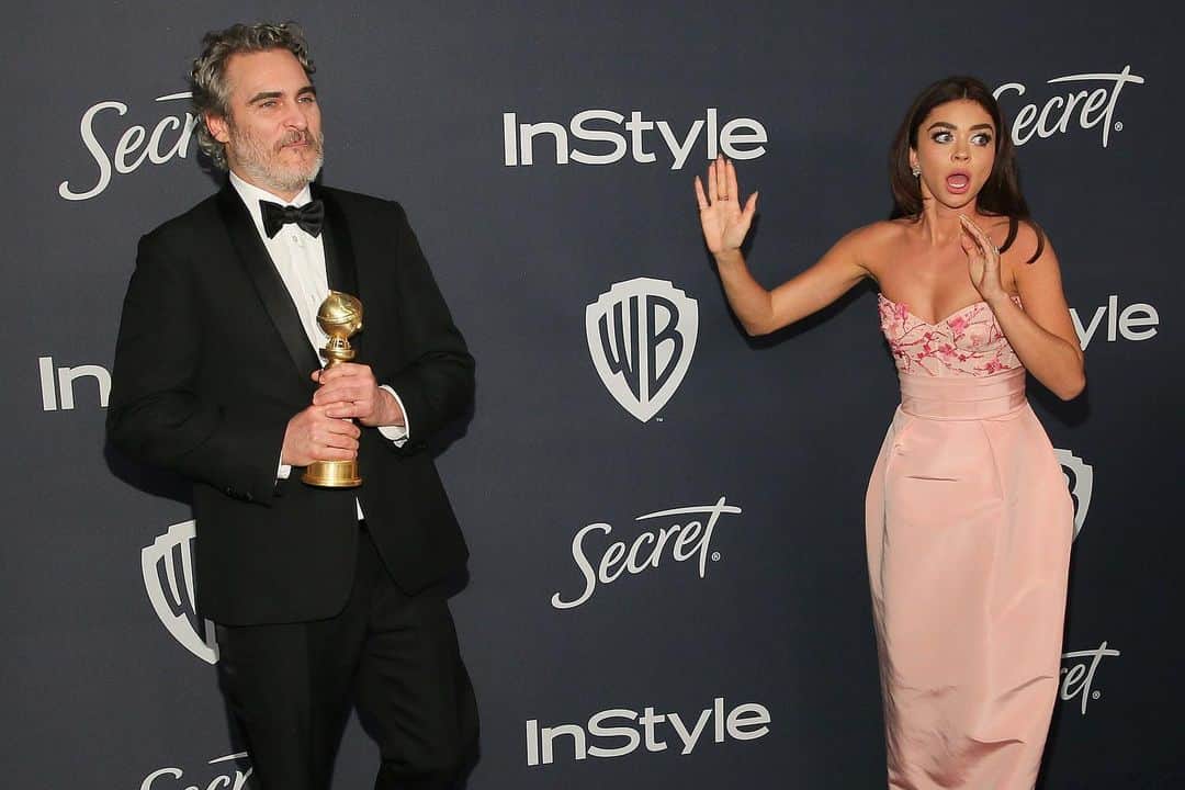 E! Onlineさんのインスタグラム写真 - (E! OnlineInstagram)「We imagine our first social interaction post-covid is going to go a lot like Sarah Hyland meeting Joaquin Phoenix at the #GoldenGlobes last year. (📷: Getty)」2月28日 12時19分 - enews