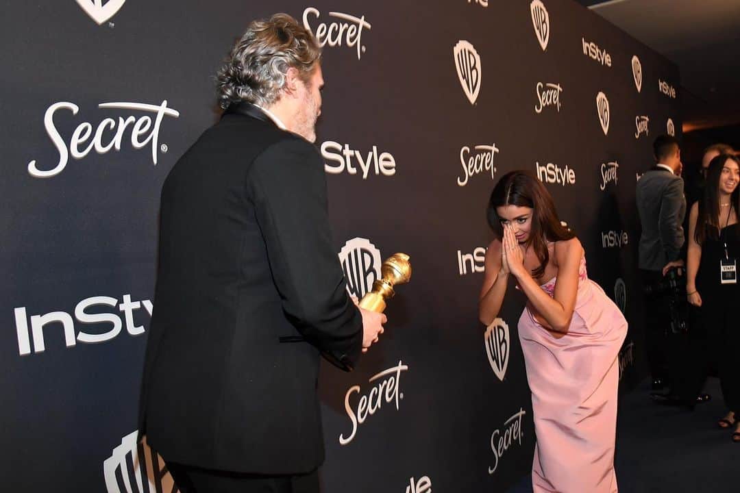 E! Onlineさんのインスタグラム写真 - (E! OnlineInstagram)「We imagine our first social interaction post-covid is going to go a lot like Sarah Hyland meeting Joaquin Phoenix at the #GoldenGlobes last year. (📷: Getty)」2月28日 12時19分 - enews