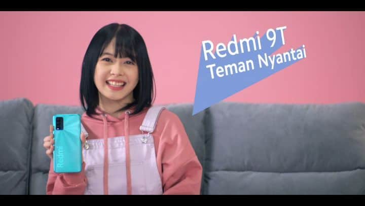 フェニ・フィトゥリヤンティのインスタグラム：「Buatku #Redmi9T Teman Nyantai Terbaik! aku suka baca e-book. reading mode-nya di handphone✨ #JawaranyaBatreGede sudah tersertifikasi TÜV Rheinland akan bikin nyaman baca sepuasnya. Untuk ngatur alat elektronik yang memiliki remote control berbasis infra red, misalnya menurunkan volume TV atau menghidupkan AC, bisa pakai IR blasternya.dengerin lagu Dual speakers-nya ngasih dentuman musik yang asik🧡  @xiaomi.indonesia   Redmi 9T akan tersedia kembali, 3 Maret 2021 di sini:  www.bit.ly/beliredmi9tjdid www.bit.ly/beliredmi9tmico」