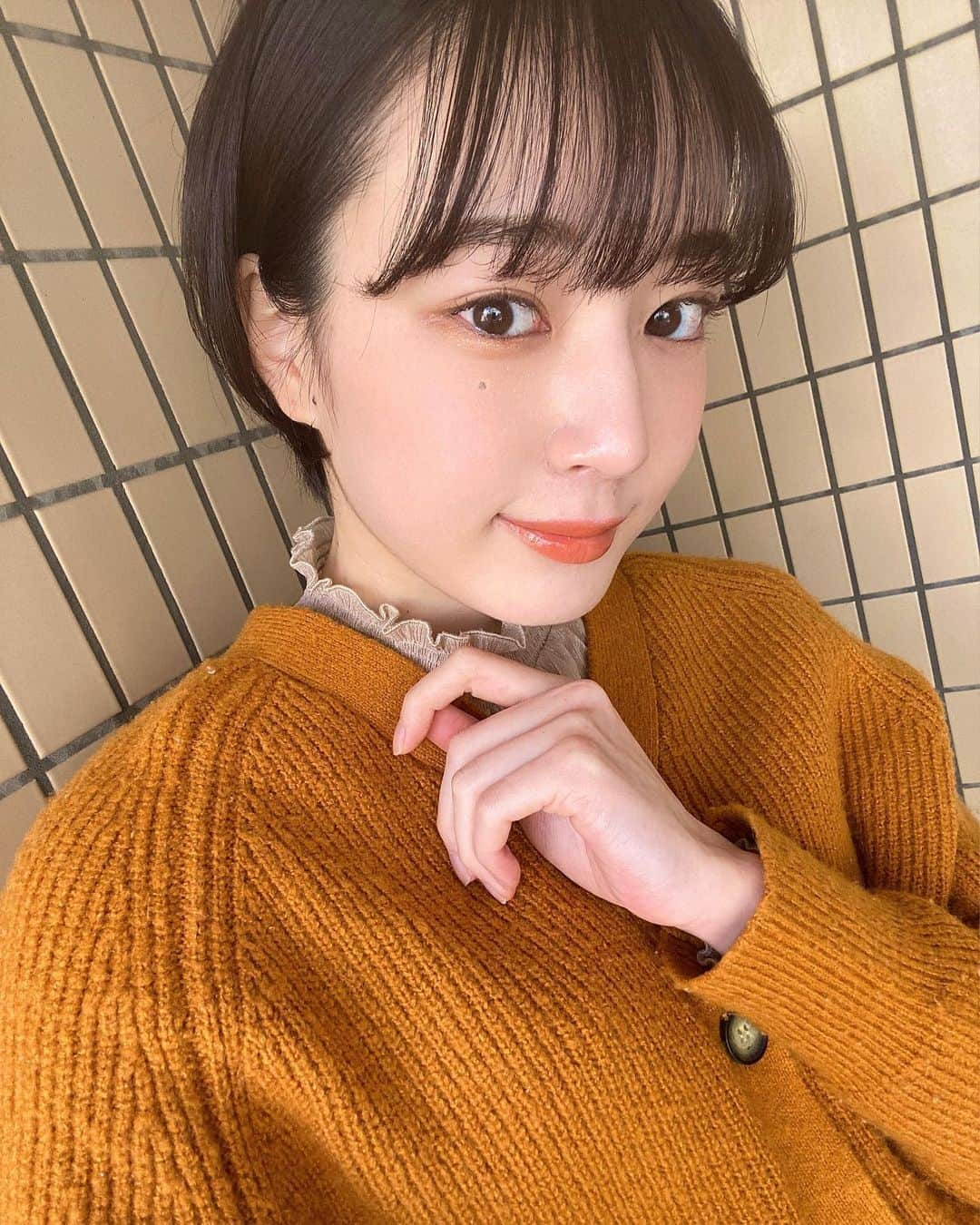 尾台彩香のインスタグラム：「. . オレンジメイク🍊 キャンメイクのメルティールミナスルージュの限定色メープルマロン使った🍯 主張しすぎないオレンジで可愛い♡ . 丸亀製麺で開催中のイベント「食いっプリ！グランプリ！」の広告に出演してます〜🥢 公式HPで、うどん食べてる中にいるので探してみてね🤣 . #丸亀製麺 #食いっプリグランプリ #キャンメイク #canmake #rip #オレンジメイク #ティント #サロモ #ポートレート #モデル #ショートヘア  #作品撮り #ファッション #オシャレ #メイク #撮影 #tokyo #hair #model #shooting #makeup #cool #short #fashion #girls #instagood #photography #尾台彩香」