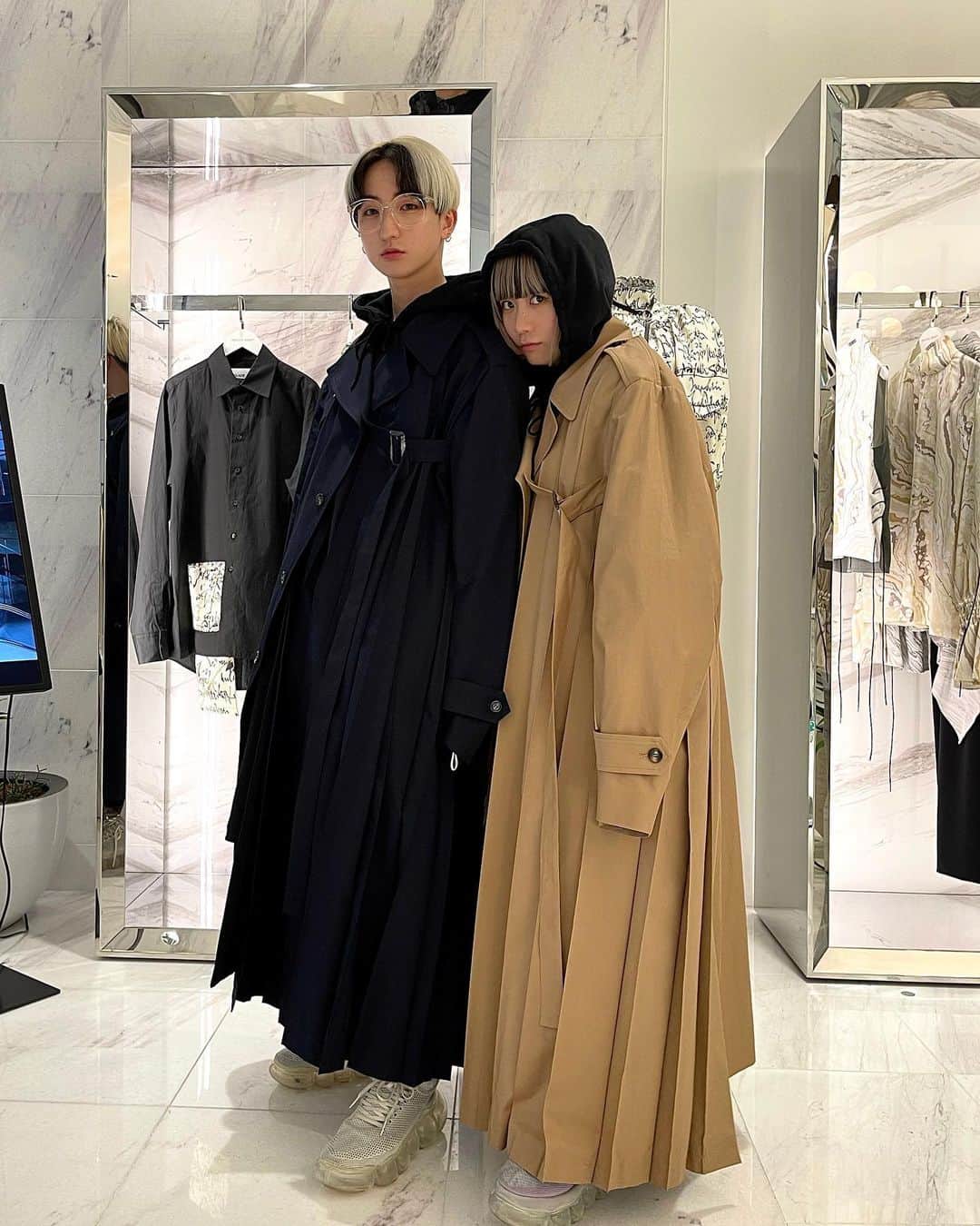P→★ のインスタグラム：「MIKAGE SHINのトレンチコート。 とにかくシルエットが最高で 最近個人的にハマってるプリーツが 入っててかなり刺さった🥺  また素敵なブランドさんに出会えたなぁ💭」