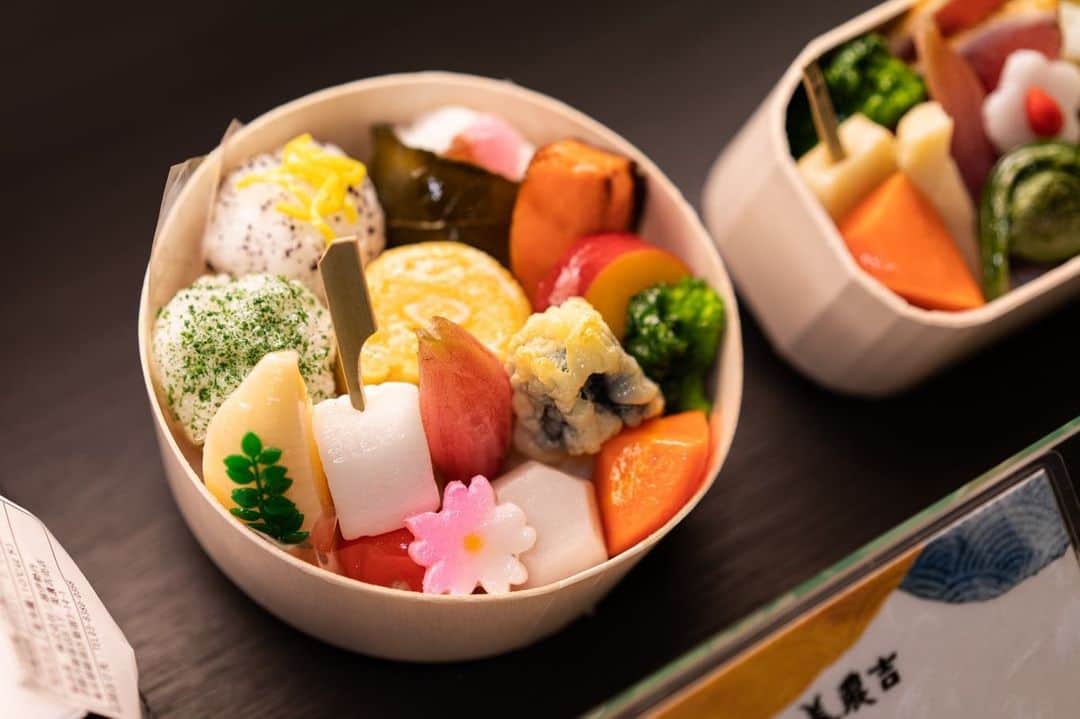 のインスタグラム：「. 300年の歴史を持つ京料理「美濃吉」様の 伊勢丹新宿店のお惣菜売り場を プロデュースさせていただきました。  容器や盛り方などをご提案させていただいたお弁当 「円山 まるやま」「舞妓 まいこ」は 伊勢丹限定の販売となっています。  もうすぐ桜の季節。 お弁当を買って、新宿御苑でお花見はいかがですか。  @minokichisyoku   Photo @photototo.10  #美濃吉のある食卓 #京料理美濃吉」