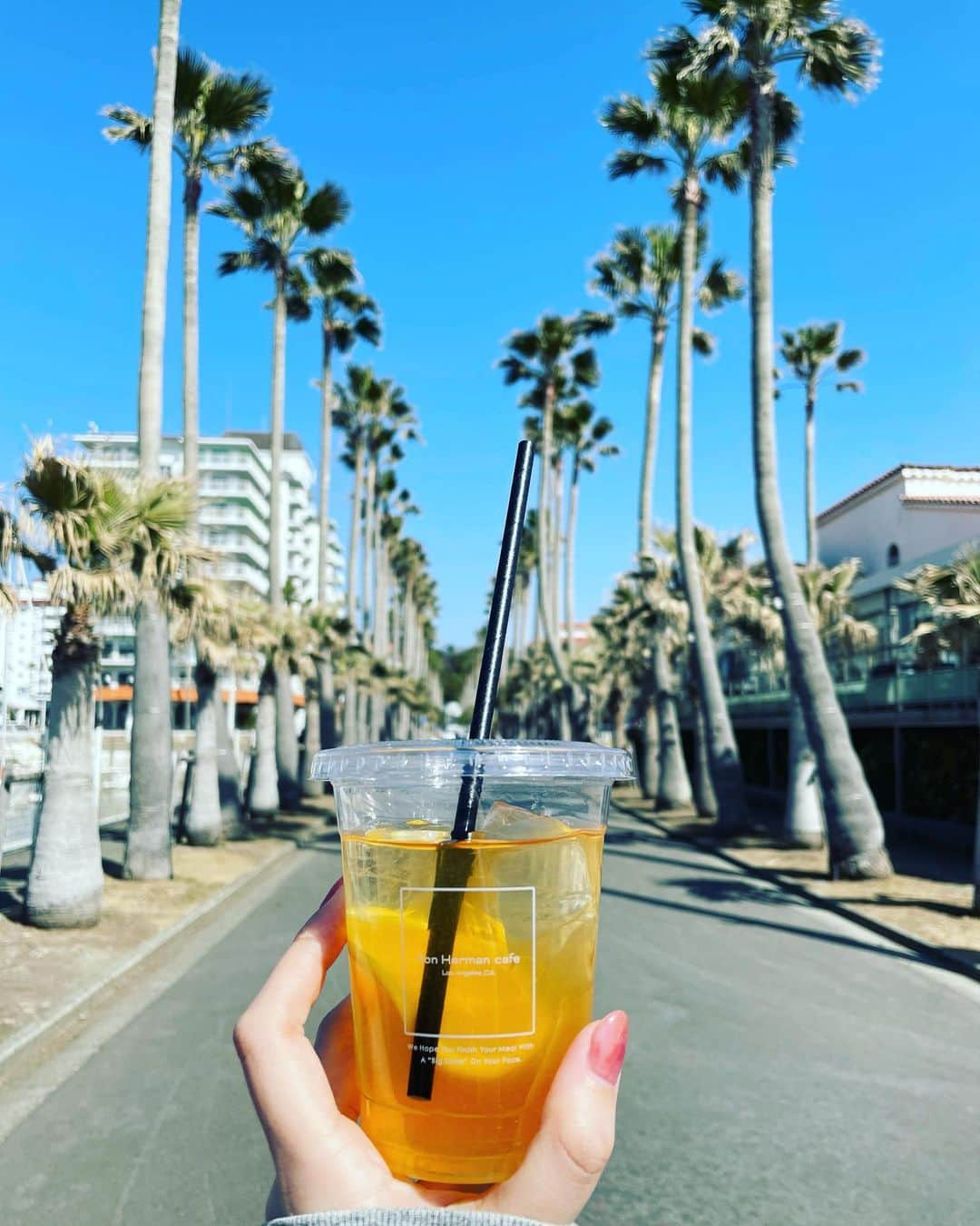 石井里奈さんのインスタグラム写真 - (石井里奈Instagram)「こんにちは☀️ . 今日は里奈ログ🥞🧡 大好きなパンケーキを食べに🥰 逗子マリーナにあるマリブファームで🍔 @malibufarm_zushimarina  . 逗子マリーナはヤシの木がたくさんあってまるでハワイみたいな雰囲気👏 @rinaduce のニットワンピを撮りたいな〜と思っていってきたよ🎵 （また全身は夜載せます🧡） . 雰囲気にぴったり合ってて嬉しかったな💗 お天気が良かったので本当ハワイ気分が楽しめました🙆‍♀️ . パンケーキとスイカジュース🍉を頼んで幸せ☀️ 今日は初めてテントサウナに挑戦⛺️🧖‍♀️笑 . 素敵な休日を💕 . #逗子マリーナ #逗子 #ハワイ #hawaii #りなまるグルメ #rinaduce #パンケーキ #pancakes #pancake #グルメ #グルメ女子 #すいか #スイカ #zushi #船 #クルージング #テラスランチ #海 #神奈川 #神奈川県 #kanagawa #watermelon #パンケーキ巡り #パンケーキ部 #ハワイ旅行 #ハワイグルメ #cruise #テントサウナ #サウナ #sauna」2月28日 12時24分 - ri7tin1025