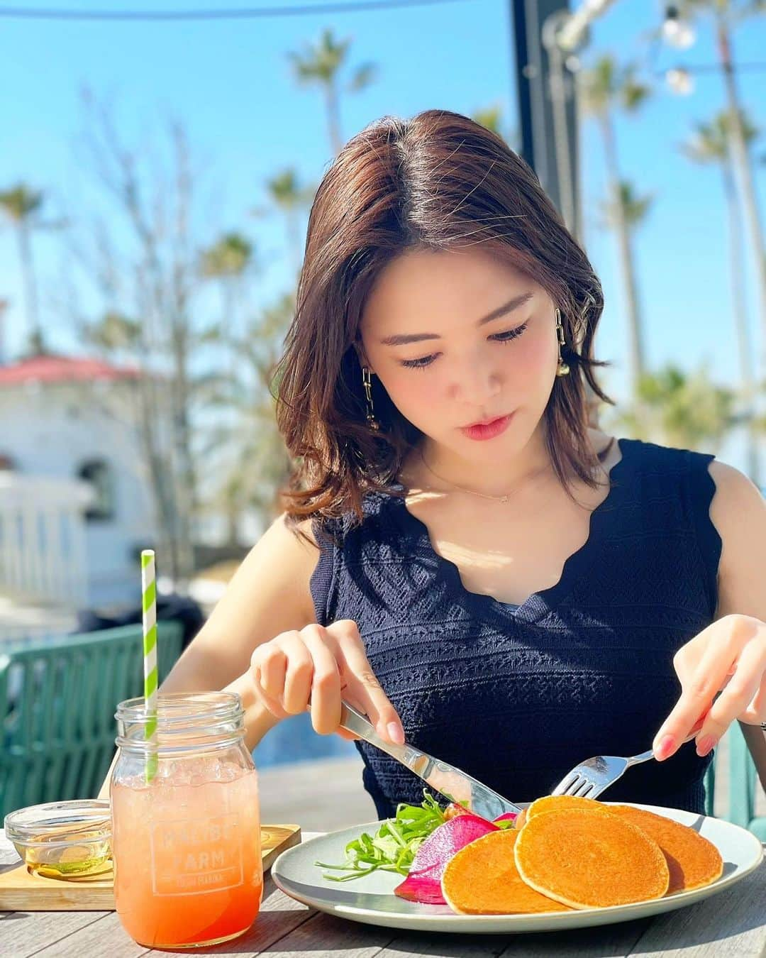 石井里奈さんのインスタグラム写真 - (石井里奈Instagram)「こんにちは☀️ . 今日は里奈ログ🥞🧡 大好きなパンケーキを食べに🥰 逗子マリーナにあるマリブファームで🍔 @malibufarm_zushimarina  . 逗子マリーナはヤシの木がたくさんあってまるでハワイみたいな雰囲気👏 @rinaduce のニットワンピを撮りたいな〜と思っていってきたよ🎵 （また全身は夜載せます🧡） . 雰囲気にぴったり合ってて嬉しかったな💗 お天気が良かったので本当ハワイ気分が楽しめました🙆‍♀️ . パンケーキとスイカジュース🍉を頼んで幸せ☀️ 今日は初めてテントサウナに挑戦⛺️🧖‍♀️笑 . 素敵な休日を💕 . #逗子マリーナ #逗子 #ハワイ #hawaii #りなまるグルメ #rinaduce #パンケーキ #pancakes #pancake #グルメ #グルメ女子 #すいか #スイカ #zushi #船 #クルージング #テラスランチ #海 #神奈川 #神奈川県 #kanagawa #watermelon #パンケーキ巡り #パンケーキ部 #ハワイ旅行 #ハワイグルメ #cruise #テントサウナ #サウナ #sauna」2月28日 12時24分 - ri7tin1025