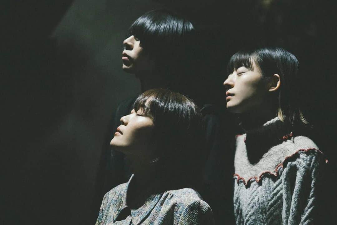 羊文学のインスタグラム：「---------- WEB MAGAZINE「TOKION」にてインタビューが公開になりました。  ”ひずみながらも美しく響く轟音　羊文学『POWERS』が持つ、「お守り」みたいな力“  @tokion.jp  @nanasaki_yuri  @watanabe_yuya_   for Japanese：https://tokion.jp/2021/02/27/hitsujibungaku-new-album-powers  for English：https://tokion.jp/en/2021/02/27/hitsujibungaku-new-album-powers」