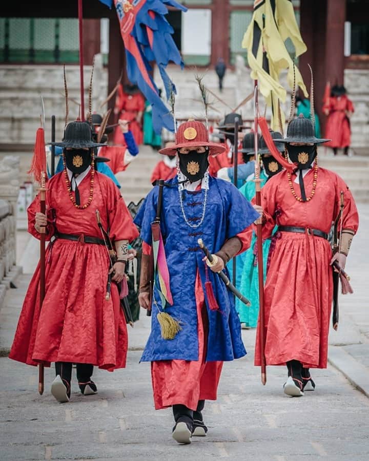 National Geographic Travelさんのインスタグラム写真 - (National Geographic TravelInstagram)「Photo by @junmichaelpark / Performers reenacting royal guards from the Joseon dynasty patrol the perimeters of Gyeongbokgung Palace in Seoul. The palace, usually bustling with international visitors, is empty these days. The guards are wearing masks embroidered with a pattern of a Dokkaebi, a mythical creature from Korean folklore. Though often mischievous, Dokkaebi are also believed to protect against plagues.  For more photos and stories from Korea, follow @junmichaelpark and @seoulphotographer.」2月28日 12時34分 - natgeotravel