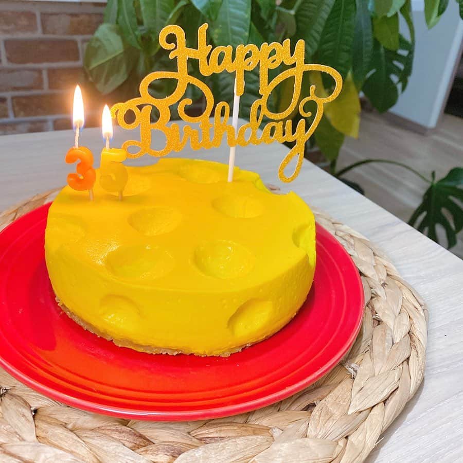 ハミ さんのインスタグラム写真 - (ハミ Instagram)「▽ 作ってみたかった、 チーズみたいなレアチーズケーキ🧀💕  レアチーズケーキを作って最後に穴を開けるだけなので、実はとっても簡単🤫  #birthday#cheese#cheesecake#🧀」2月28日 12時45分 - hami0519