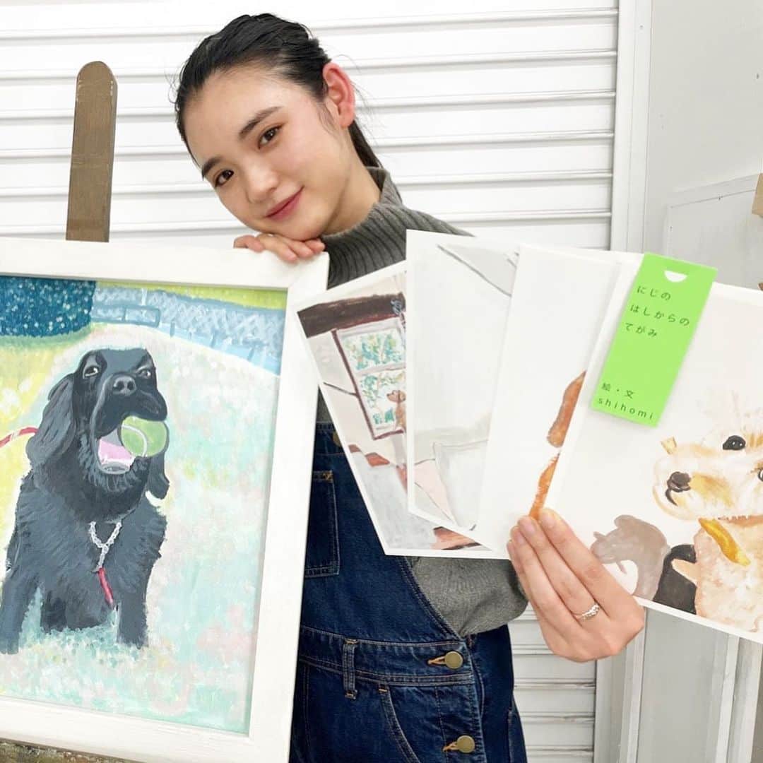 石坂友里のインスタグラム：「天国にいるわんちゃん、ねこちゃんたちの絵でデイジーもいました🐕‍🦺🤍しほみさんの優しさが集まった絵たちでした！🤍 今日から発売です📖@mnmshmi 📖 우리 언니가 그림집 또 만들었아요~우리 데이지도 안에 있어요~🐕‍🦺🤍」