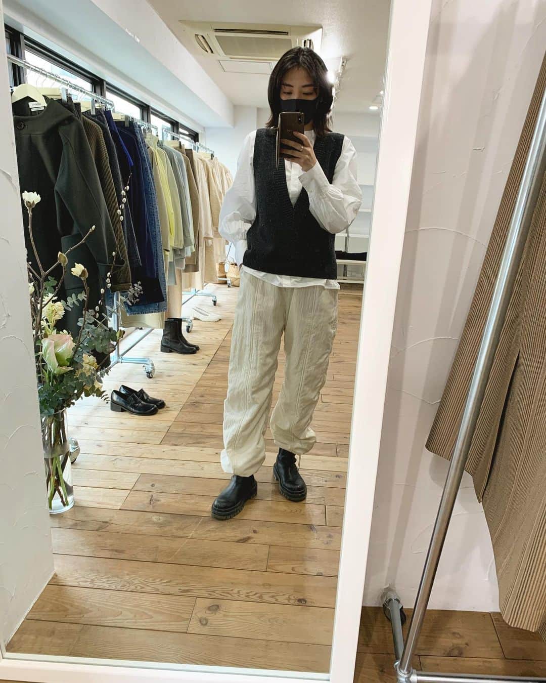 仲美咲のインスタグラム：「@amomento.co の展示会へ🌿  みんなに大人気白のパンツ可愛すぎて注文しちゃった❤︎  ブーツと合わせたら最高だった🤳  届くの楽しみ〜😉　  そして久しぶりに @fukudameiko  さんに会えました☺️久しぶりだったから緊張しちゃった🙄  写真撮るの忘れた〜😭  #展示会#韓国」