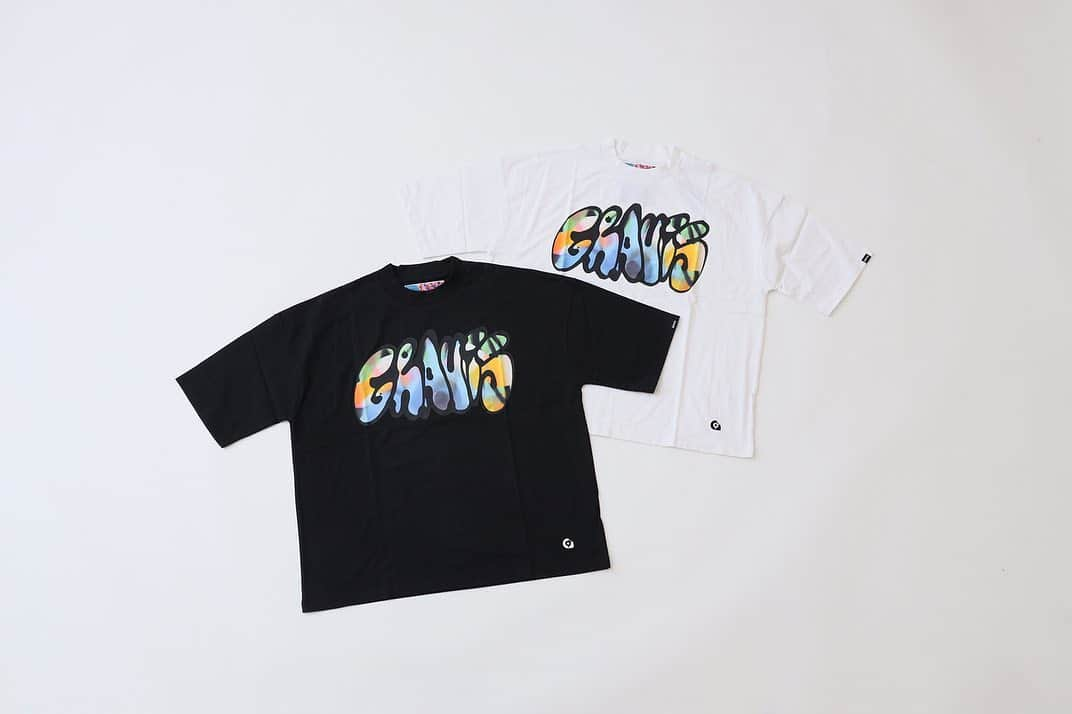 GRAVIS Japanさんのインスタグラム写真 - (GRAVIS JapanInstagram)「『gravis×Ryuji Kamiyama』 カプセルコレクション  graphic tee  1988年にアフタースノーボードをコンセプトにスタートし、 これまでも数々のアーティストと共にクリエイションを続けてきた『gravis』が 2021年新たなクリエイションパートナーとして『Ryuji Kamiyama（神山隆二）』氏を迎え、 新たな『gravis』の世界観を構築。 国内外、ジャンルレスな活動を続ける神山氏のアイデンティティを感じさせるポップな世界観、 リアルなストリートアートを十二分に感じられるカプセルコレクションが ジャーナル スタンダードエクスクルーシブで登場！ また、3月下旬の全店販売より一足先にベイクルーズストアーにて 2月27日（土）より先行受注が開始される。この機会に是非！」2月28日 12時37分 - gravisjapan