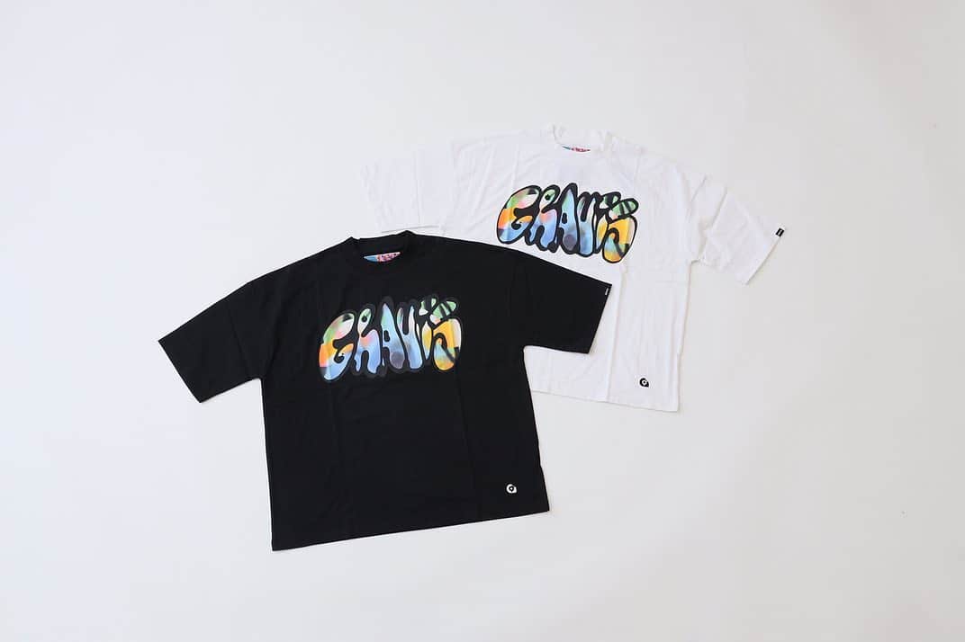 GRAVIS Japanのインスタグラム：「『gravis×Ryuji Kamiyama』 カプセルコレクション  graphic tee  1988年にアフタースノーボードをコンセプトにスタートし、 これまでも数々のアーティストと共にクリエイションを続けてきた『gravis』が 2021年新たなクリエイションパートナーとして『Ryuji Kamiyama（神山隆二）』氏を迎え、 新たな『gravis』の世界観を構築。 国内外、ジャンルレスな活動を続ける神山氏のアイデンティティを感じさせるポップな世界観、 リアルなストリートアートを十二分に感じられるカプセルコレクションが ジャーナル スタンダードエクスクルーシブで登場！ また、3月下旬の全店販売より一足先にベイクルーズストアーにて 2月27日（土）より先行受注が開始される。この機会に是非！」
