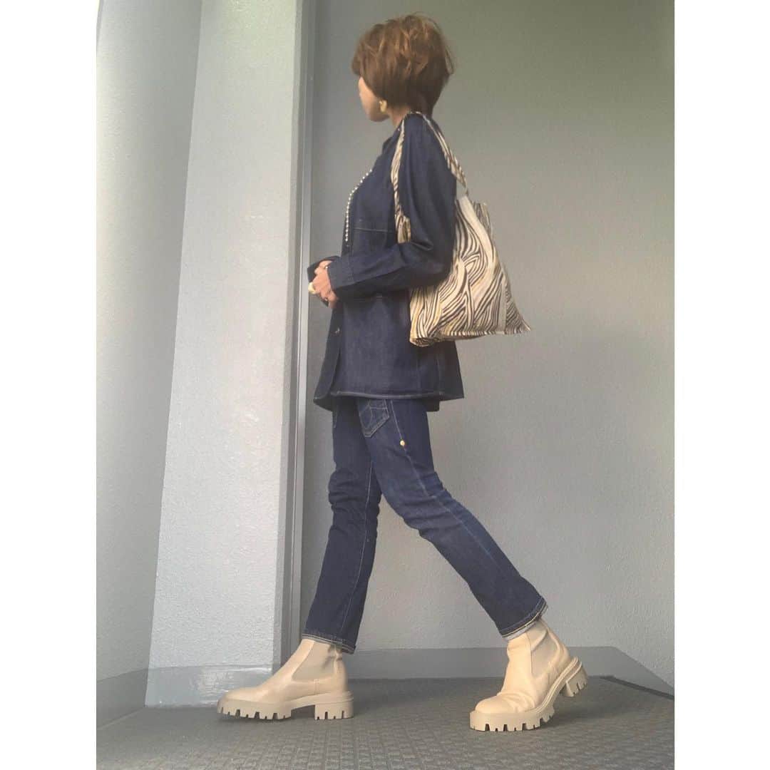 chieminsさんのインスタグラム写真 - (chieminsInstagram)「前postのアウターの中‧✧̣̥̇‧  悩んだ末結局getした @uniqlo UNIQLO Uの #ライトウェイトデニムカバーオール  やっぱり可愛いかった--🥺🤍🤍🤍  jacket➸#uniqlo #uniqlou  pants➸#mercibeaucoup  boots➸#zara bag➸#todayful   #code  #coordinate #ootd #pr #outfit #mylook #ママ #コーデ  #mineby3mootd #like4like #お洒落さんと繋がりたい #ビュースタグラマー #ponte_fashion #chao_app  #156cm #156cmコーデ  #ショート #ショートヘア #ショートボブ」2月28日 12時45分 - chery0131