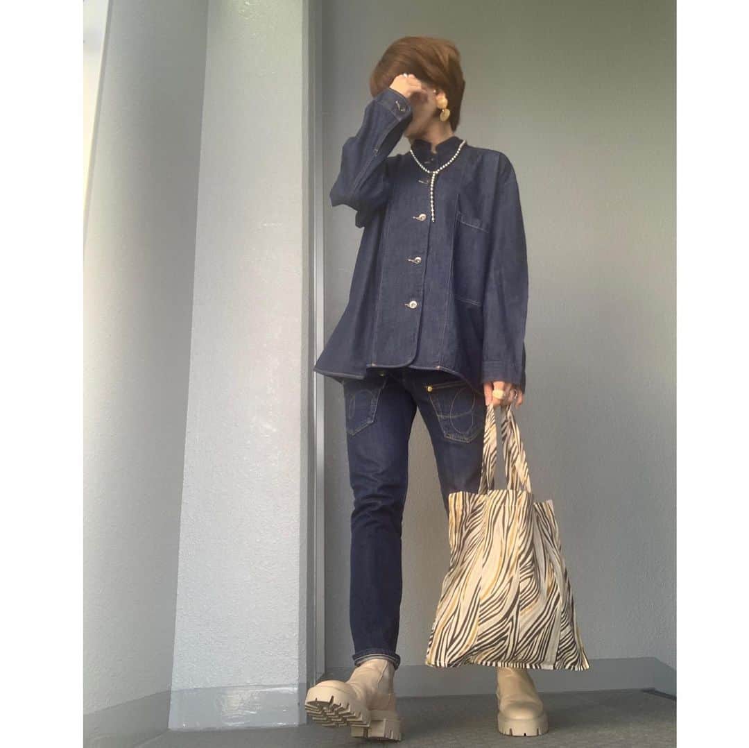 chieminsさんのインスタグラム写真 - (chieminsInstagram)「前postのアウターの中‧✧̣̥̇‧  悩んだ末結局getした @uniqlo UNIQLO Uの #ライトウェイトデニムカバーオール  やっぱり可愛いかった--🥺🤍🤍🤍  jacket➸#uniqlo #uniqlou  pants➸#mercibeaucoup  boots➸#zara bag➸#todayful   #code  #coordinate #ootd #pr #outfit #mylook #ママ #コーデ  #mineby3mootd #like4like #お洒落さんと繋がりたい #ビュースタグラマー #ponte_fashion #chao_app  #156cm #156cmコーデ  #ショート #ショートヘア #ショートボブ」2月28日 12時45分 - chery0131