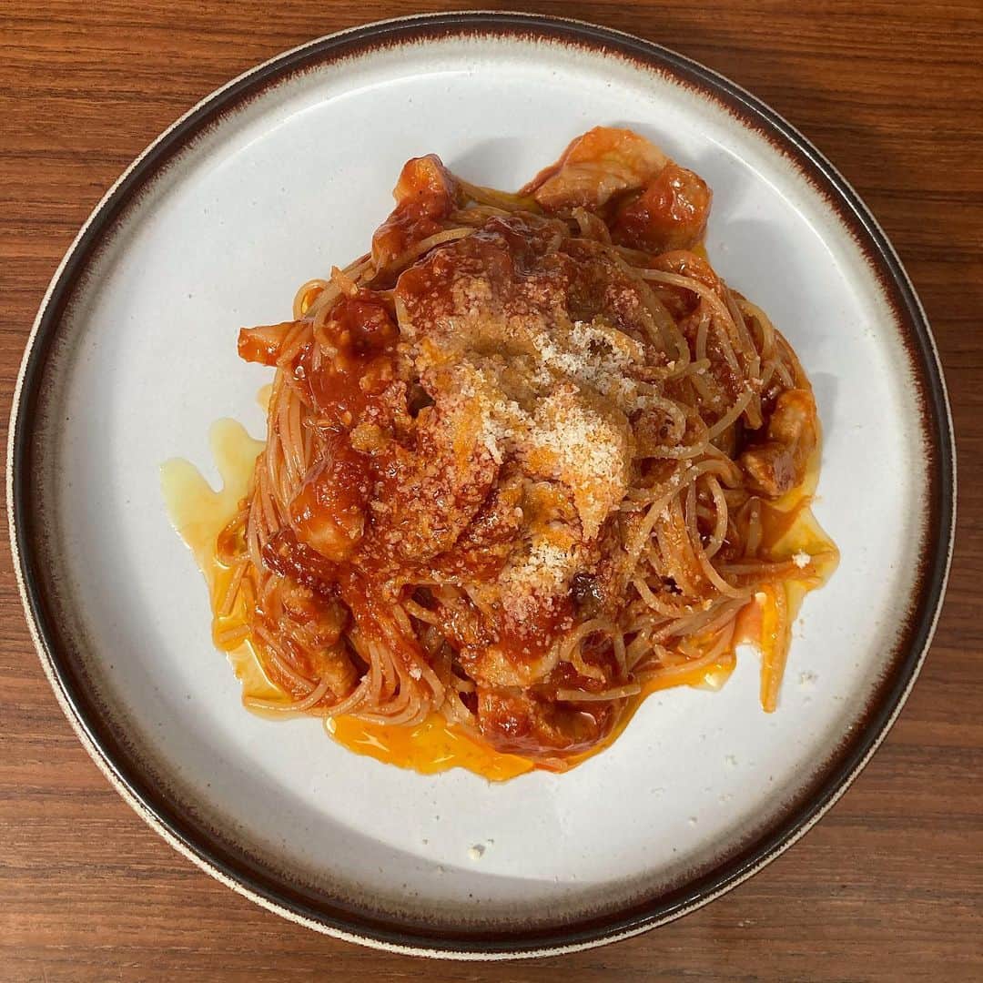 桜井誠のインスタグラム：「昨日のおうち焼肉で余った豚とろを、塩で揉み込んで即席グアンチャーレにしておいて、お昼はアマトリチャーナ🍝 トマトの酸味と豚の脂が渾然一体となって美味。 大きめにカットした豚とろもサクッとした歯応えで美味しい。 #桜井食堂 #アマトリチャーナ」