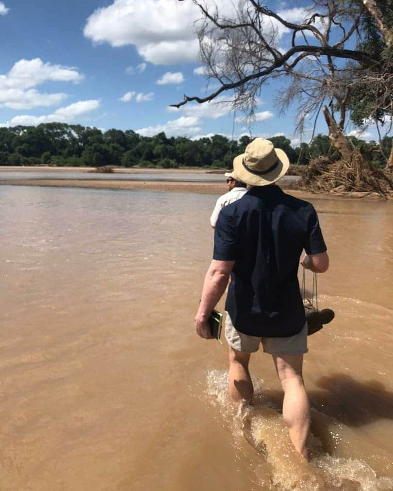 デビッド・ポーコックさんのインスタグラム写真 - (デビッド・ポーコックInstagram)「Beautiful wade across a river to a meeting.  Good rains in much of Zimbabwe this year has meant the Mzingwane river is in flood. Crocs and hippo have been seen along this stretch over the past few weeks but the water level has gone down and is now very walkable. A few more weeks until vehicles can cross so we saved ourselves a three hour round trip to go over the nearest bridge.  📷: @stevepocock」2月28日 13時02分 - davidpocock