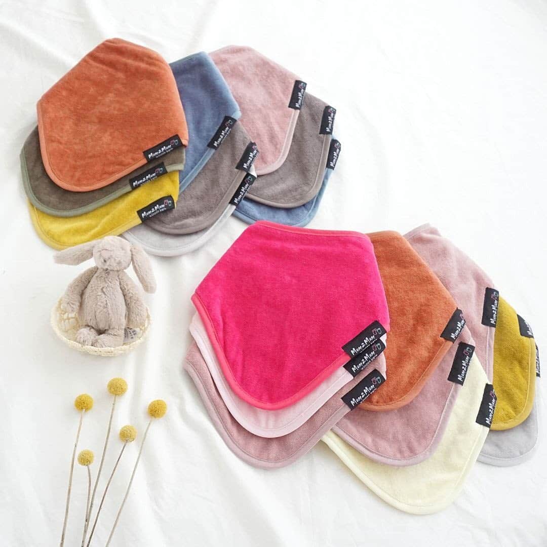 かわいいベビー服・子供服Babychuのインスタグラム：「【入荷待ち多数❣️めっちゃ売れてます🙌吸収力抜群スタイ★べびちゅ限定のお得な三枚セット🌟再入荷】 . おまたせしました👏 入荷待ち多数✨ 吸収力抜群スタイ3枚セット再入荷しました💨💨 . 1枚1,210～1,320円のスタイがセット価格でめっちゃお得に😳✨ 人気カラーを集めたべびちゅでしかGETできないお得な3枚セット😍 . めちゃめちゃ売れています！💨💨 なんとおひとりで9枚一度に購入のママさん続出👀❗️ よだれに困ってるママの救世主スタイです👼  1/3カップの水分を瞬時に吸収するほどに吸収力抜群👏👏 よだれや吐き戻しに悩むママからも大好評です😉❣️ 毎日使うものだからお得な3枚セットがうれしいですね😎👍 . ▶️＜3枚セット＞吸収力抜群☆Mum2Mumバンダナビブ（スタイ） カラー：デニム・ストーン・マッシュ/デニム・ダスティピンク・マッシュ/ラスト・オリーブ・マスタード/ダスティピンク・マスタード・ストーン/ダスティピンク・レモン・ラスト/ダスティピンク・ベビーピンク・ショッキングピンク プライス：3,410円（税込） . .  🌈今なら❣️べびちゅのキャンペーンいっぱいでおトク♪ . ①春の新作キャンペーン第２弾はいよいよ今日まで🎉 . 会員さま、新作アイテムGETにはクーポン使ってね😚 . 👛５％OFFクーポン 「春の新作キャンペーン」のアイコンがついたアイテムを含む、3,000円（税抜）以上のお買い物で利用可★ . コードの入力は不要🙋‍♀️ 購入時、クーポン選択欄で「会員様限定☆春の新作キャンペーン」のクーポンを選択してね💕 . クーポン期限は、2月28日（日）23:29まで‼️ . 期間中、何度でも利用OK👍 . 春の新作アイテムを💖おトクにGETできるチャンスはコレしかない🙋‍♀️ . 今から会員になってくれる方も大歓迎👏 . ぜひぜひ、キャンペーン中に😚 お買い物を楽しんでね❤️ . . ②ひな祭りSALE開催中🎎🎊 . もうすぐ桃の節句🍑🎎 べびちゅは女の子の節句をお祝いします㊗️ . 特別開催🥳ひな祭りSALE🎉 . SALEには出さないオリジナル新作「肩フリルトップス」🎀 さらに、オリジナルロングセラーの「たっぷりフリルカーディガン」を😉💕 女の子のお祝いとして、特別価格にさせていただきました🤲 . ⏰3月3日（水）23:59まで！ . ママサイズ、男の子服も登場しているので、売りきれちゃう前にSALEへ急いで～🏃‍♀️💨 . プロフィール欄のURLから、べびちゅHPへ🧚‍♀️ 上部バナーからひなまつりSALEへGO💨  . . #スタイ　#mum2mum #べびちゅ #babychu #ig_kidsphoto #ig_babyphoto #かわいい #子供服 #ベビー服 #親バカ部 #女の子#男の子 #娘 #息子 #赤ちゃん #ベビーコーデ #キッズコーデ #ベビーファッション #キッズファッション #出産祝い #baby #babychujp #stayhome #おうち時間」