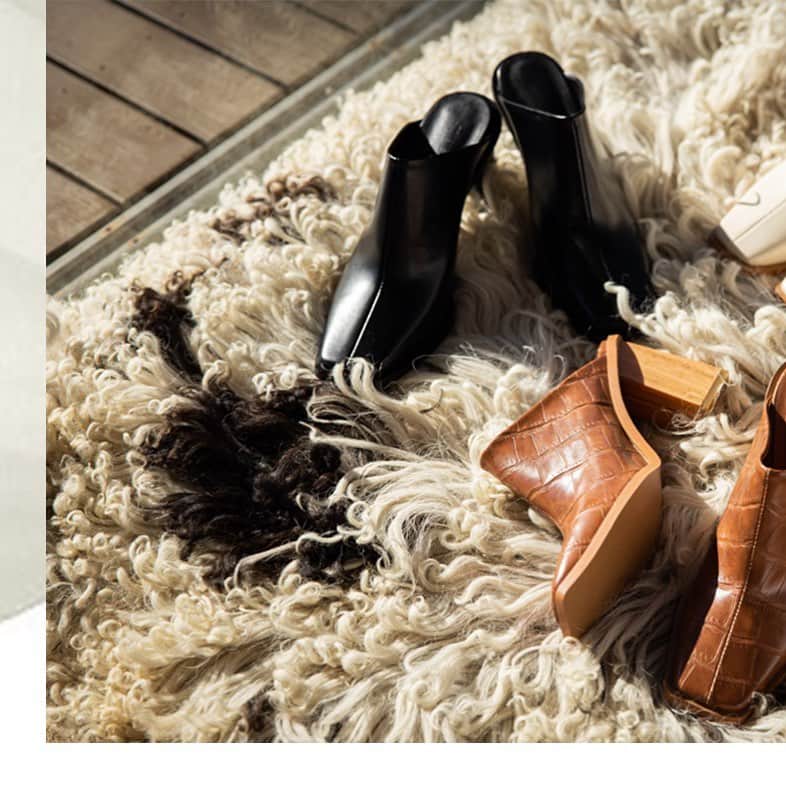 のインスタグラム：「AMBIENT SPRING 2021 COLLECTION エッジの効いたヒールデザインのスクエアトゥサンダル。 トレンド感溢れるスクエアトゥにウッド調のブロックヒールが洒落感をプラス。 安定感のある高さと包みこむようなアッパー、フィット感ある甲の履き入れで歩きやすさも叶えました。 程よい存在感とシンプルなデザインで幅広いコーディネートにマッチ。 レザーライクな素材のアイボリーとクロコ型押しを施したブラウンは、ヒールの配色を変えアクセントに。ブラックはワントーンにし、モード感たっぷりに仕上げました。  ▫️ 𝗦𝗾𝘂𝗮𝗿𝗲 𝘁𝗼𝗲 𝗯𝗹𝗼𝗰𝗸 𝗵𝗲𝗲𝗹 𝘀𝗮𝗻𝗱𝗮𝗹 〈Ivory,Brown,Black〉S,M,L ＿＿＿＿＿＿＿＿＿＿＿＿＿＿＿＿＿＿＿＿ www.ambient-online.com @ambientofficial #アンビエント#ambient_official #springcollection #spring2021」