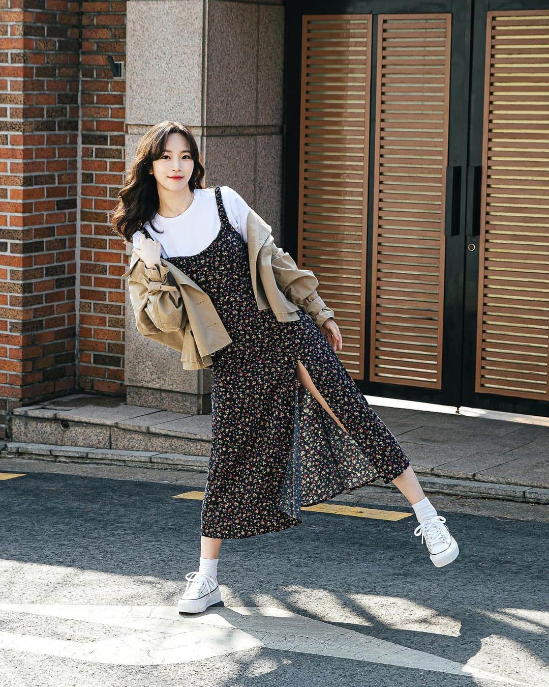 가로수길 , Seoulのインスタグラム：「Street ✨ @lovesori_  완전 봄날씨 ☘️☘️ 처음 만난 소리님과 사진 촬영」