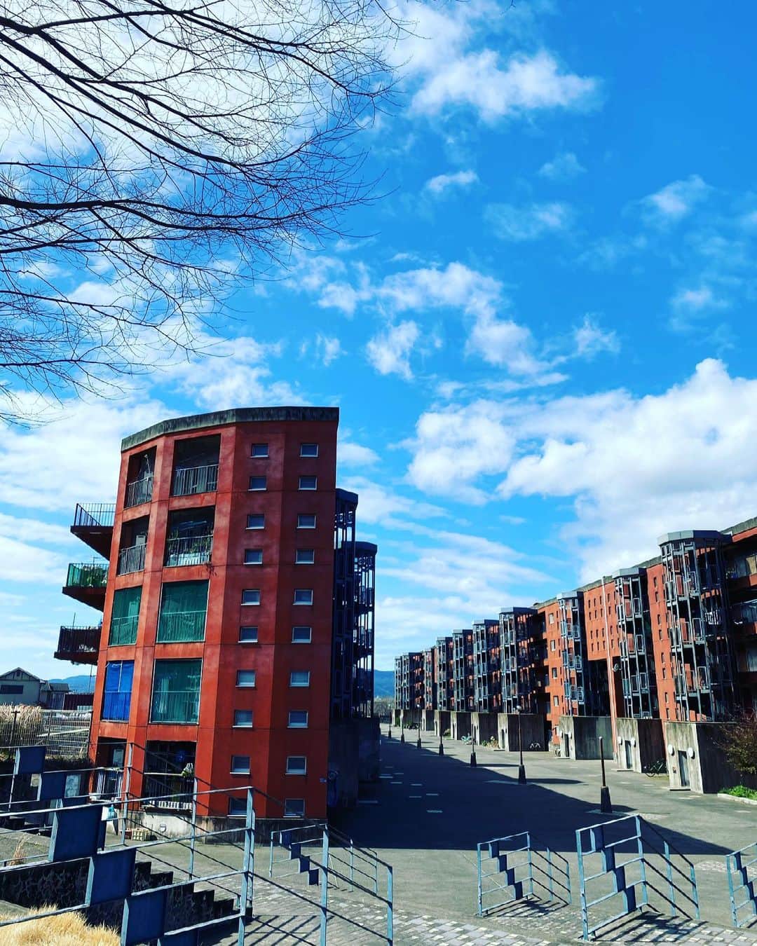 のインスタグラム：「熊本に来たのでアートポリス新地団地に行ってたまげた。イタリアかマグリットか、階段ひとつで、きっとここで育って写真家や建築家になった青年は多いだろう。不安しかない人生に少なくともここで育ったという事実だけで十二分な人生の選択肢になる。」