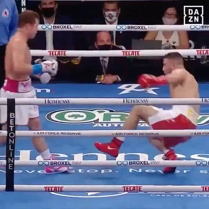 スポーツセンターのインスタグラム：「CANELO WITH THE THIRD ROUND TKO! 🥊 (via @daznboxing)」