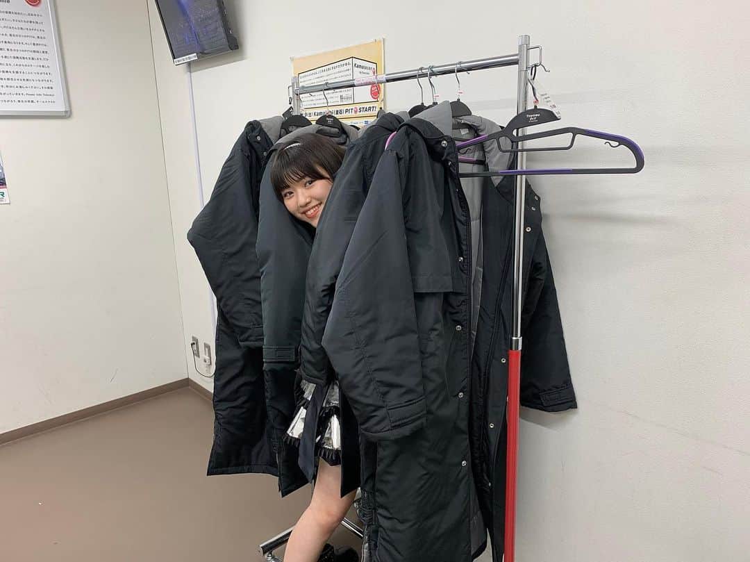 沢村りさのインスタグラム：「みんなのベンチコートの間からこんにちまりも。笑﻿ ﻿ ﻿ ﻿ ﻿ #リリバリ #Lilyofthevalley﻿ #沢村りさ #まりも #jk #jk2﻿ ﻿#ベンチコート #ひょっこり  #ライブ #LIVE #オフショット」