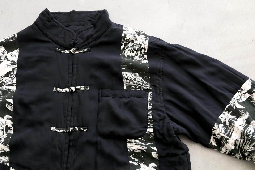 wonder_mountain_irieさんのインスタグラム写真 - (wonder_mountain_irieInstagram)「_ Porter Classic / ポータークラシック "ALOHA CHINESE JACKET PATCHWORK - BLACK" ¥50,600- _ 〈online store / @digital_mountain〉 https://www.digital-mountain.net/shopdetail/000000012972/ _ 【オンラインストア#DigitalMountain へのご注文】 *24時間受付 *14時までのご注文で即日発送 *1万円以上ご購入で送料無料 tel：084-973-8204 _ We can send your order overseas. Accepted payment method is by PayPal or credit card only. (AMEX is not accepted)  Ordering procedure details can be found here. >>http://www.digital-mountain.net/html/page56.html _ #PorterClassic #ポータークラシック _ 本店：#WonderMountain  blog>> http://wm.digital-mountain.info _ 〒720-0044  広島県福山市笠岡町4-18  JR 「#福山駅」より徒歩10分 #ワンダーマウンテン #japan #hiroshima #福山 #福山市 #尾道 #倉敷 #鞆の浦 近く _ 系列店：@hacbywondermountain _」2月28日 13時06分 - wonder_mountain_