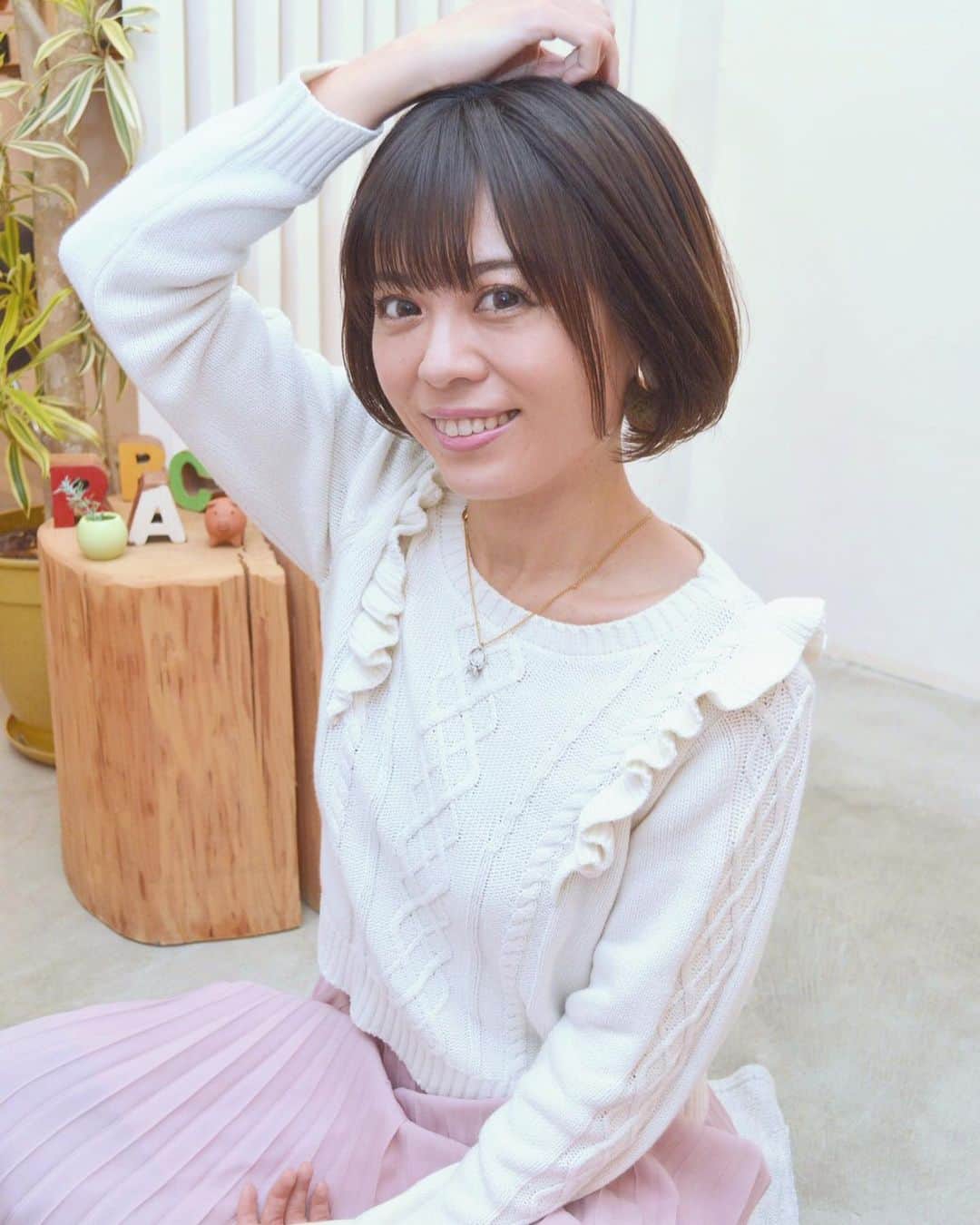 及川愛未さんのインスタグラム写真 - (及川愛未Instagram)「昨日は10年以上キャリアがある方のサロモでした✂️✨カットとカラーまでしていただいて、初めての動画撮影もやりました🎥そのあと撮影もして長丁場でした🤭📷  ちょうどヘアカタログ見てて、載っている（以前から存じていた）有名サロンさんからボブのaujua3ステップトリートメントのお誘いを受けて今度やってきます❣️美容、助かる〜 #shooting #撮影 #サロン撮影 #サロンモデル #サロモ #ヘアカタログ #ヘアカタログ撮影 #トリートメント #aujua #ボブ #ショートカット #hotpeppr #minimo #ブライダル #ウェディングモデル #ブライダルモデル　 #ポートレートしま専科  #ポートレート  #photography  #写真  #写真好きな人と繋がりたい  #写真撮るの好き人と繋がりたい  #portraitmodel #portrait  #東京カメラ部  #カメラマン募集  #ファインダー #ファインダー越しの私の世界  #followme ‪ ‬#modelpress」2月28日 13時07分 - manamioichan