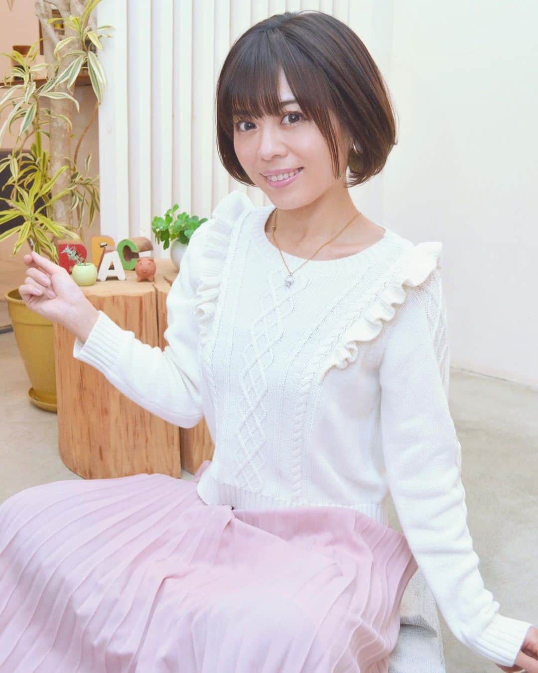 及川愛未さんのインスタグラム写真 - (及川愛未Instagram)「昨日は10年以上キャリアがある方のサロモでした✂️✨カットとカラーまでしていただいて、初めての動画撮影もやりました🎥そのあと撮影もして長丁場でした🤭📷  ちょうどヘアカタログ見てて、載っている（以前から存じていた）有名サロンさんからボブのaujua3ステップトリートメントのお誘いを受けて今度やってきます❣️美容、助かる〜 #shooting #撮影 #サロン撮影 #サロンモデル #サロモ #ヘアカタログ #ヘアカタログ撮影 #トリートメント #aujua #ボブ #ショートカット #hotpeppr #minimo #ブライダル #ウェディングモデル #ブライダルモデル　 #ポートレートしま専科  #ポートレート  #photography  #写真  #写真好きな人と繋がりたい  #写真撮るの好き人と繋がりたい  #portraitmodel #portrait  #東京カメラ部  #カメラマン募集  #ファインダー #ファインダー越しの私の世界  #followme ‪ ‬#modelpress」2月28日 13時07分 - manamioichan