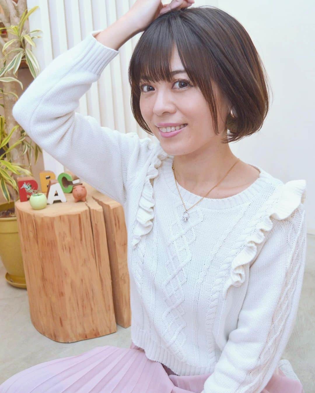 及川愛未さんのインスタグラム写真 - (及川愛未Instagram)「昨日は10年以上キャリアがある方のサロモでした✂️✨カットとカラーまでしていただいて、初めての動画撮影もやりました🎥そのあと撮影もして長丁場でした🤭📷  ちょうどヘアカタログ見てて、載っている（以前から存じていた）有名サロンさんからボブのaujua3ステップトリートメントのお誘いを受けて今度やってきます❣️美容、助かる〜 #shooting #撮影 #サロン撮影 #サロンモデル #サロモ #ヘアカタログ #ヘアカタログ撮影 #トリートメント #aujua #ボブ #ショートカット #hotpeppr #minimo #ブライダル #ウェディングモデル #ブライダルモデル　 #ポートレートしま専科  #ポートレート  #photography  #写真  #写真好きな人と繋がりたい  #写真撮るの好き人と繋がりたい  #portraitmodel #portrait  #東京カメラ部  #カメラマン募集  #ファインダー #ファインダー越しの私の世界  #followme ‪ ‬#modelpress」2月28日 13時07分 - manamioichan