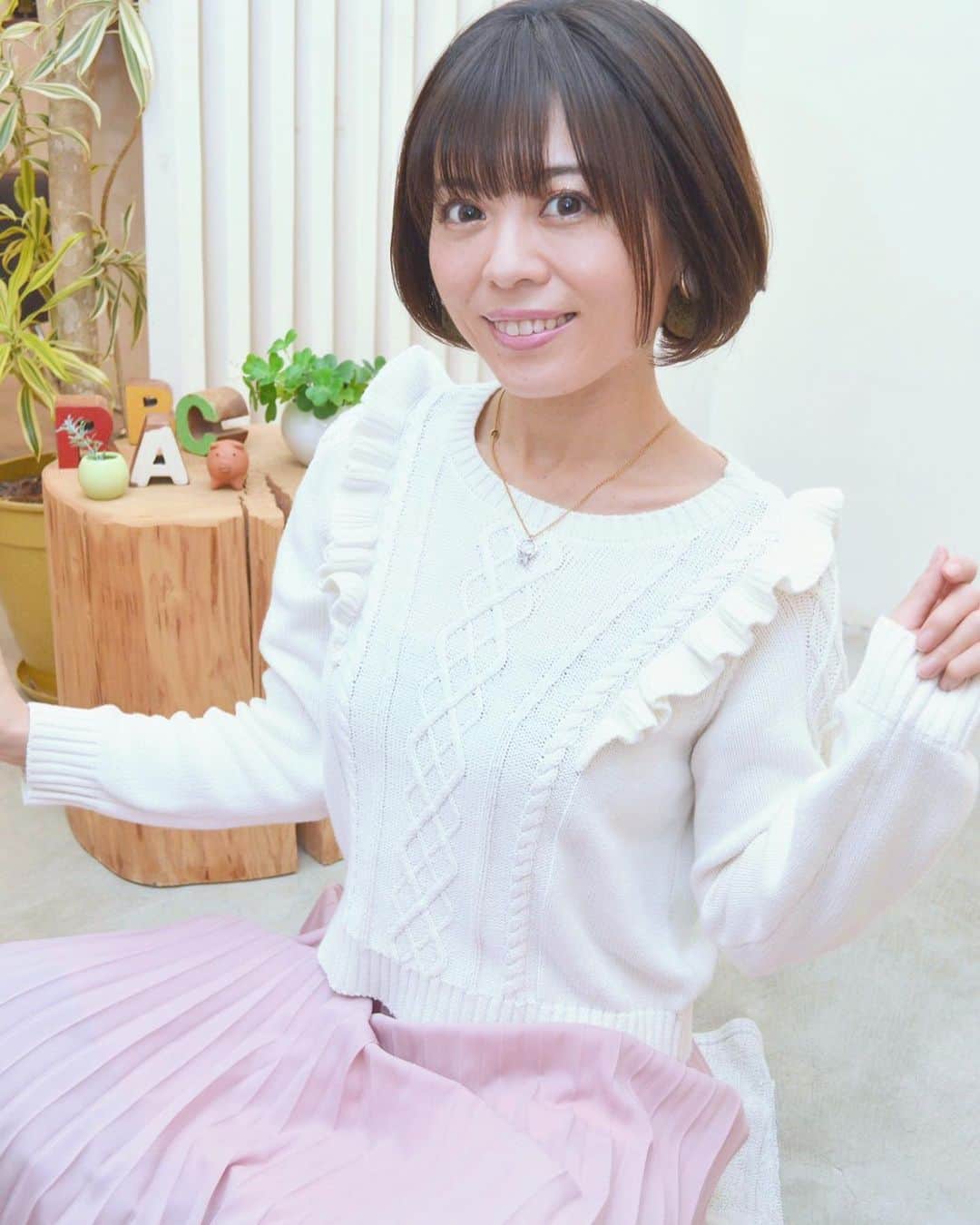 及川愛未さんのインスタグラム写真 - (及川愛未Instagram)「昨日は10年以上キャリアがある方のサロモでした✂️✨カットとカラーまでしていただいて、初めての動画撮影もやりました🎥そのあと撮影もして長丁場でした🤭📷  ちょうどヘアカタログ見てて、載っている（以前から存じていた）有名サロンさんからボブのaujua3ステップトリートメントのお誘いを受けて今度やってきます❣️美容、助かる〜 #shooting #撮影 #サロン撮影 #サロンモデル #サロモ #ヘアカタログ #ヘアカタログ撮影 #トリートメント #aujua #ボブ #ショートカット #hotpeppr #minimo #ブライダル #ウェディングモデル #ブライダルモデル　 #ポートレートしま専科  #ポートレート  #photography  #写真  #写真好きな人と繋がりたい  #写真撮るの好き人と繋がりたい  #portraitmodel #portrait  #東京カメラ部  #カメラマン募集  #ファインダー #ファインダー越しの私の世界  #followme ‪ ‬#modelpress」2月28日 13時07分 - manamioichan