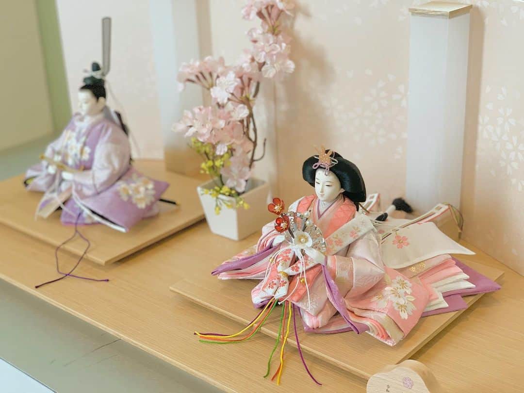 chika__23さんのインスタグラム写真 - (chika__23Instagram)「＊ Rinoちゃん雛人形🎎🌸 鈴為さんの『春の訪れ』 直接見て決めていないから少し不安でしたが、シンプルながら立派な雛人形でした🥺💕 お顔も美男美女で色合いも素敵な雛人形👏 好みに出会えたことに感謝です💕 来年こそ桃の花と飾ろう〜🌸 ストーリーにタグ付けしたのですが雛人形の質問沢山いただいたので投稿で残します☺️✨ ＊ #雛人形#お雛様#1歳3ヶ月#女の子ベビー#女の子ガール#雛人形選び」2月28日 13時08分 - chika__025