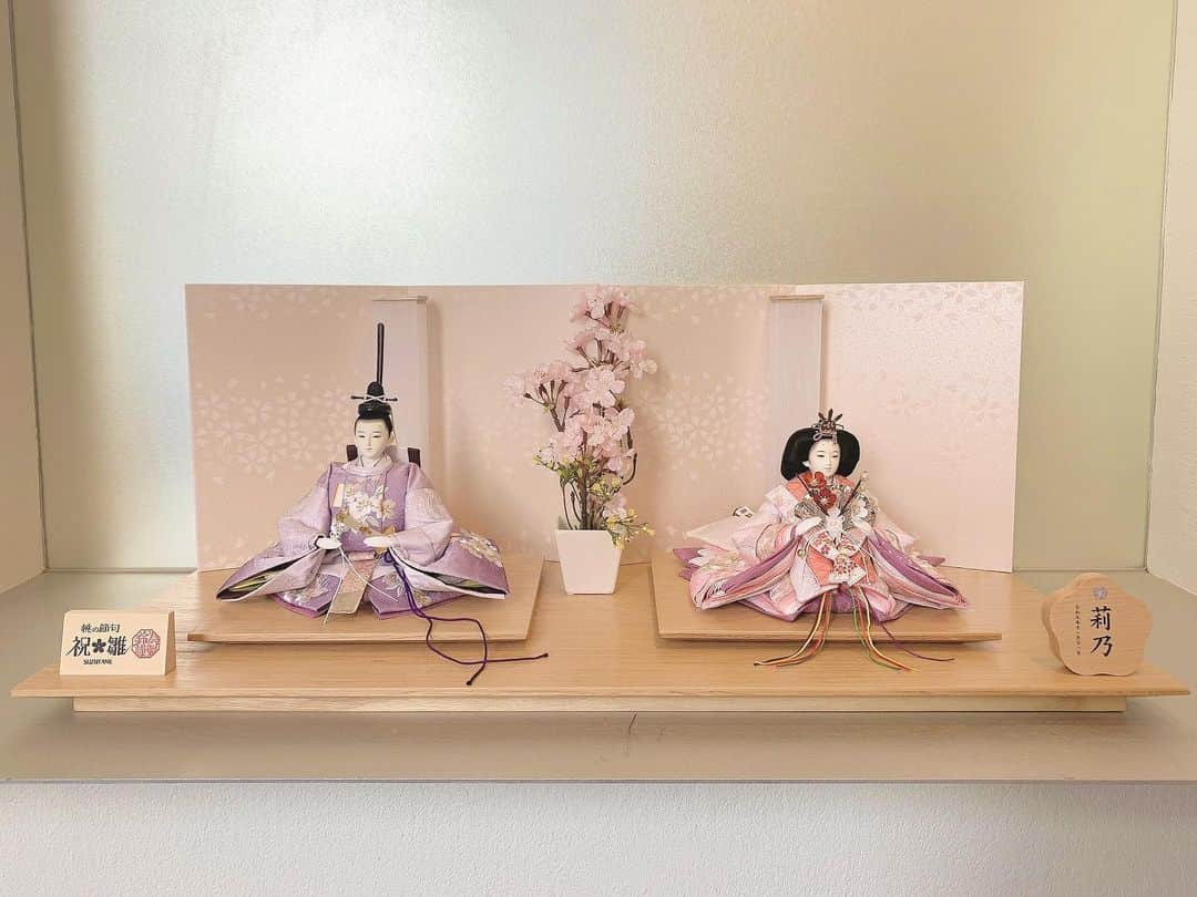 chika__23のインスタグラム：「＊ Rinoちゃん雛人形🎎🌸 鈴為さんの『春の訪れ』 直接見て決めていないから少し不安でしたが、シンプルながら立派な雛人形でした🥺💕 お顔も美男美女で色合いも素敵な雛人形👏 好みに出会えたことに感謝です💕 来年こそ桃の花と飾ろう〜🌸 ストーリーにタグ付けしたのですが雛人形の質問沢山いただいたので投稿で残します☺️✨ ＊ #雛人形#お雛様#1歳3ヶ月#女の子ベビー#女の子ガール#雛人形選び」