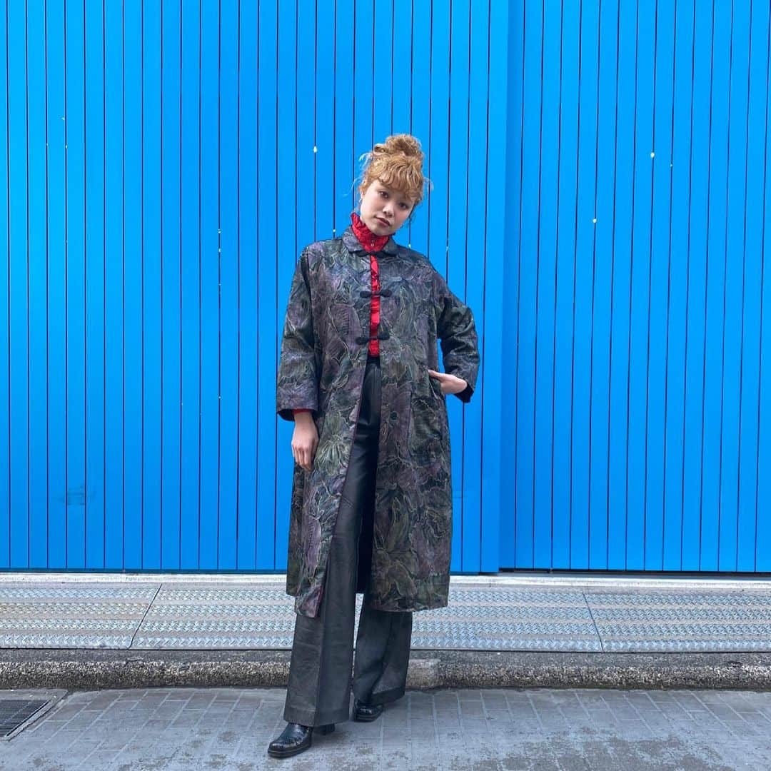 PUNK CAKEのインスタグラム：「•china button light coat •blue piping ruffle blouse •leather flare pants  #punkcake  #vintage #vintageclothing  #80sfashion  #古着 #古着コーデ  #古着女子 #レディース古着　 #原宿 #harajuku  #harajukufashion  #原宿古着屋 #東京古着屋  #古着屋巡り #古着通販」