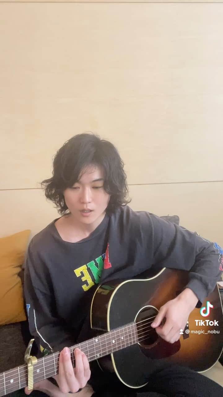 高津戸信幸のインスタグラム：「原曲キーで熱唱致します。歌ってると泣けてくる。良曲。  #たばこ #コレサワ #弾き語り #cover #歌ってみた #練習動画」
