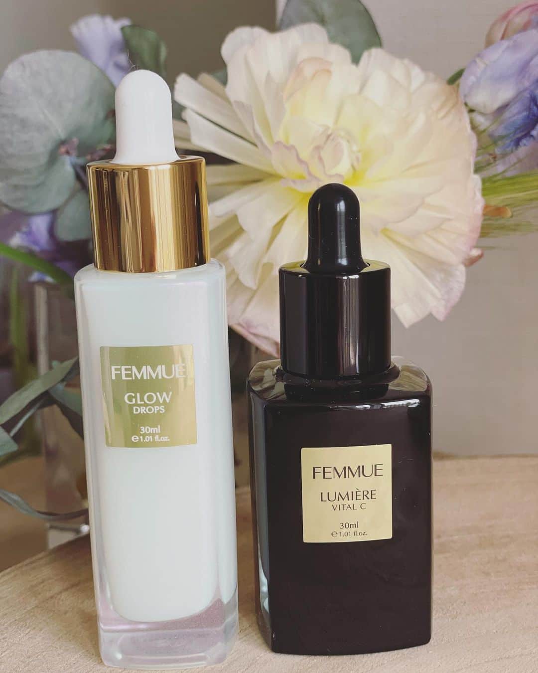 英玲奈のインスタグラム：「大好きなコスメブランド @femmue_japan  の発売したばかりの美容液 #グロウドロップス   妊娠中から産後もずっと肌荒れが治らずブツブツだった私。 皮膚科の先生曰く、かなり免疫力が落ちているとのことで、、、 産後の方はきっとみんなそうよね😂 そういう時はとにかく最低限のケアの方がいいかなと、低刺激のファミュの化粧水にうっすら保湿にしていたんだけど、 久しぶりに美容液つけたらすごいピカピカになった！  こちらは、吹出物にも害はないし、 むしろ落ち着いてきた。 (合う合わないあると思うけど、 私は肌荒れが落ち着きました)  すごくいい。 しっとりピカピカ。 ちょっと娘のツルピカ肌に近づいたw  導入美容液とあわせて使って、 仕事復帰に向けて整え中。」