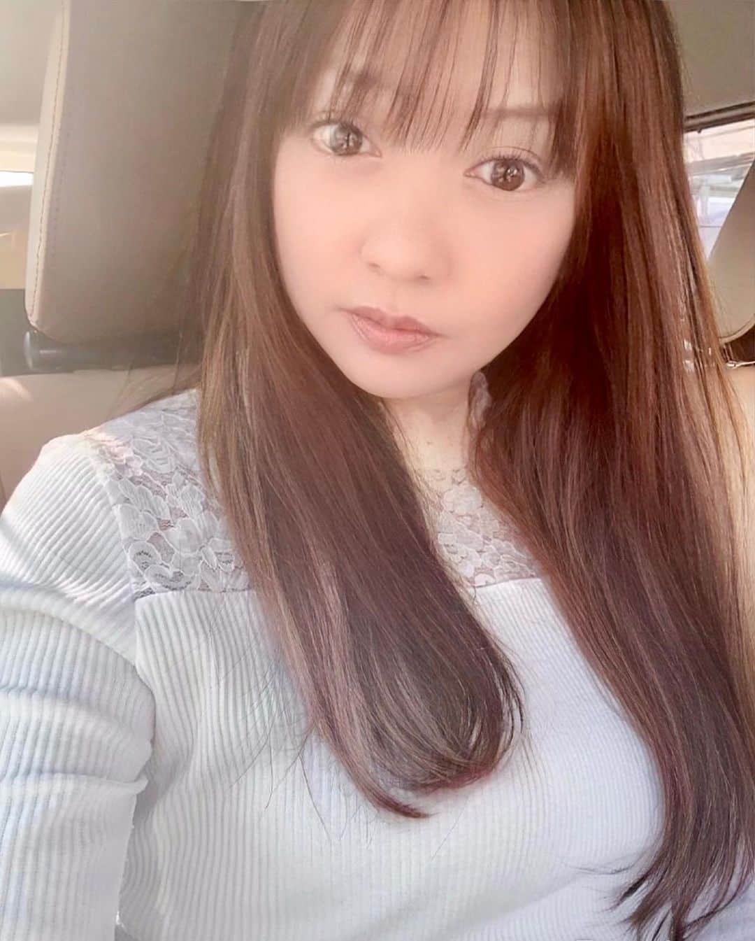 HANAのインスタグラム：「こんにちは｡・:＋°💎  今日で2月も終わり🙌な日曜日の午後｡・:＋°❤いかがお過ごしでしょうか☺️  私は少しまったり…も束の間😅これから食材の買い出しです💦 今夜は何にしよ～?!🤔  今月も沢山お付き合いいただき🙏ありがとうございました😚︎💕︎  素敵な日曜日をお過ごしくださいね｡・:＋°🦋  #sunday#smile#japanese#age46#beauty#selfie#fashion#japanesebeauty#hairstyle#kawaii#instagramer#instagood#アラフィフ#アラフィフ女子#アラフィフママ#セルフポートレート#リール#オトナ女子#オトナ可愛い#熟女#美魔女#46歳#40代#40代女子#미인」