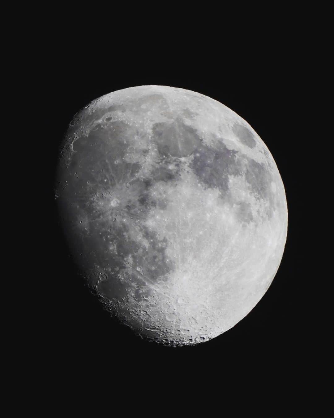 Allison Linさんのインスタグラム写真 - (Allison LinInstagram)「獻上一個台北前幾天的月亮給各位🌔 Shot on 24th of Feb.  #moonphotography #sonya7c #sony200600mm」2月28日 13時20分 - fotoallison