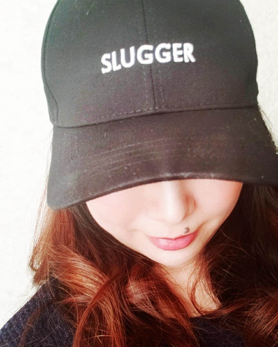 山本祐香のインスタグラム：「晴れた日は☀️🍀  #キャップ #cap #帽子#slugger #baseball #simple #色違いも持ってる #お散歩コーデ  #でこせまい #耳の位置が高い #似合うキャップ探すの苦労する #私には若干つばが長い #すっぴん隠しには最適 #sportsbrand #ほこりっぽく見える 笑 #久保田スラッガー #久保田slugger」