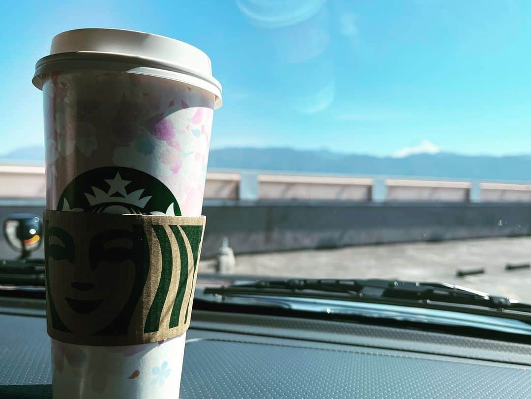 のインスタグラム：「今日はドライブ日和🚘 地元の氏神様を参拝⛩ 久々に井戸の水を飲みました🙏 川のせせらぎも癒し効果抜群...✨ #starbucks  #富士山 #信玄堤 #竜王 #大安吉日」