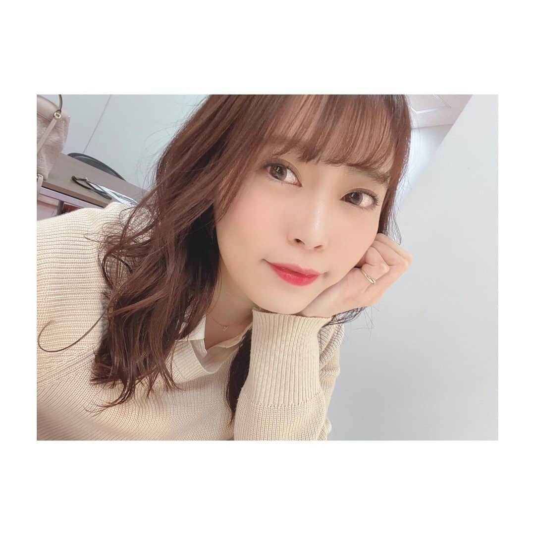 松本圭世のインスタグラム：「. 指原さん風に撮れて嬉しいから インスタにもあげておく！  １枚目はTwitterと一緒 ２枚目はちょっとカメラ目線  本当にこんな顔だったらいいのになぁ と文明の力に感動してます🤣笑  #女子アナ　#アナウンサー　#フリーアナウンサー　#詐欺写メ #指原莉乃　#さん風 #今までで1番可愛く撮れた　#ご機嫌　#instagood #followme」
