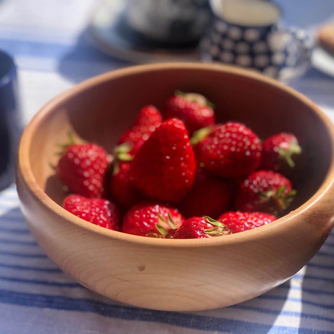三浦瑠麗さんのインスタグラム写真 - (三浦瑠麗Instagram)「昼ごはんがわりのアフタヌーンティー。 フルーツケーキは一晩経つと美味しくなってくる。クロテッドクリームはお好みで。 たっぷりのいちご。」2月28日 13時33分 - lullymiura